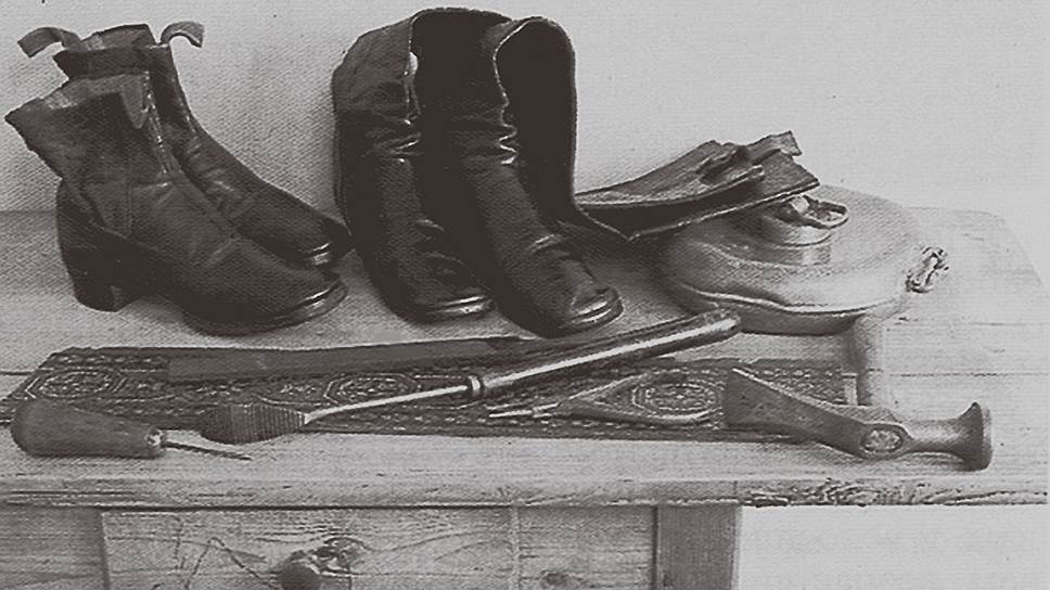 Сапожные инструменты и обувь, сшитая Львом Толстым
