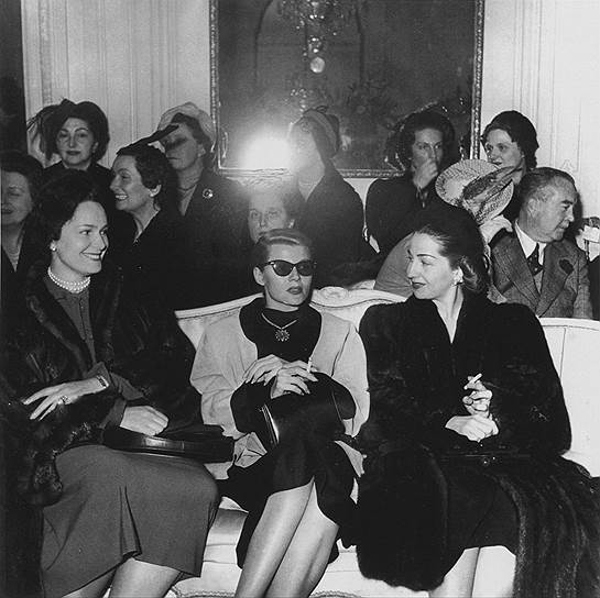 В центре: актриса Рита Хейворт и Бегум Ага-хан III (Ивонна Лабрусс, жена султана Мухаммад-шаха Ага-хана III) на презентации коллекции Christian Dior &quot;весна-лето 1959&quot;