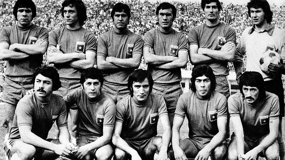 Сборная Чили, 1974 год. Крайний слева в первом ряду — Карлос Кассели