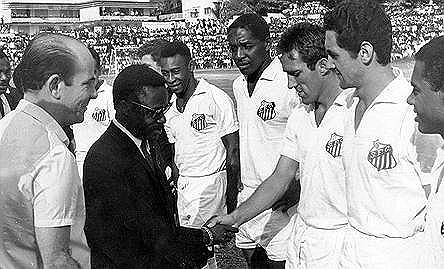 Премьер-министр Демократической Республики Конго перед матчем &quot;Сантоса&quot; в Киншасе, 1969 год