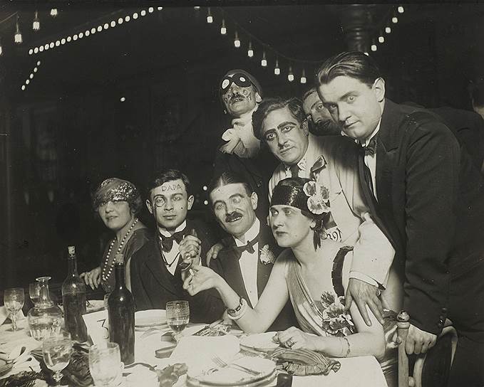Слева направо: Жорж Рибмон-Дессень, Франсис Пикабиа, Жорж Орик, Марта Шеналь, Тристан Тцара, Жорж Каселла, Жермен Эверлинг, 1920-1922 годы 