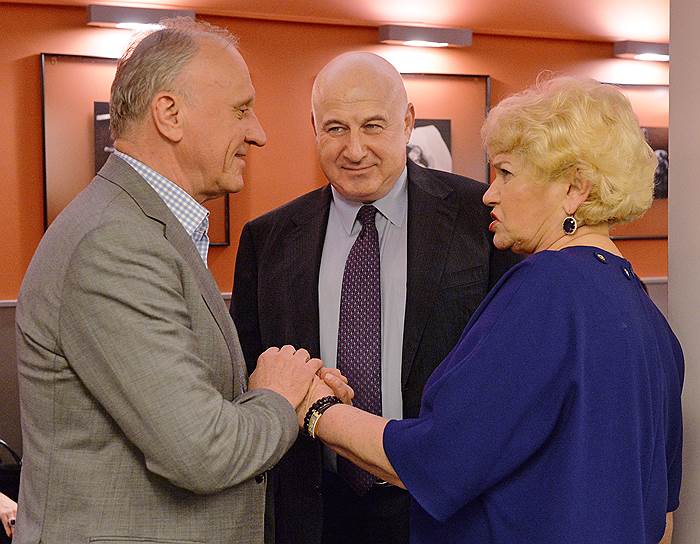 Глава центра "Стратегия" Геннадий Бурбулис, старший партнер GHP Group Марк Гарбер (в центре) и член Совета Федерации Людмила Нарусова на предпремьерном показе спектакля "Аудиенция" в Театре наций