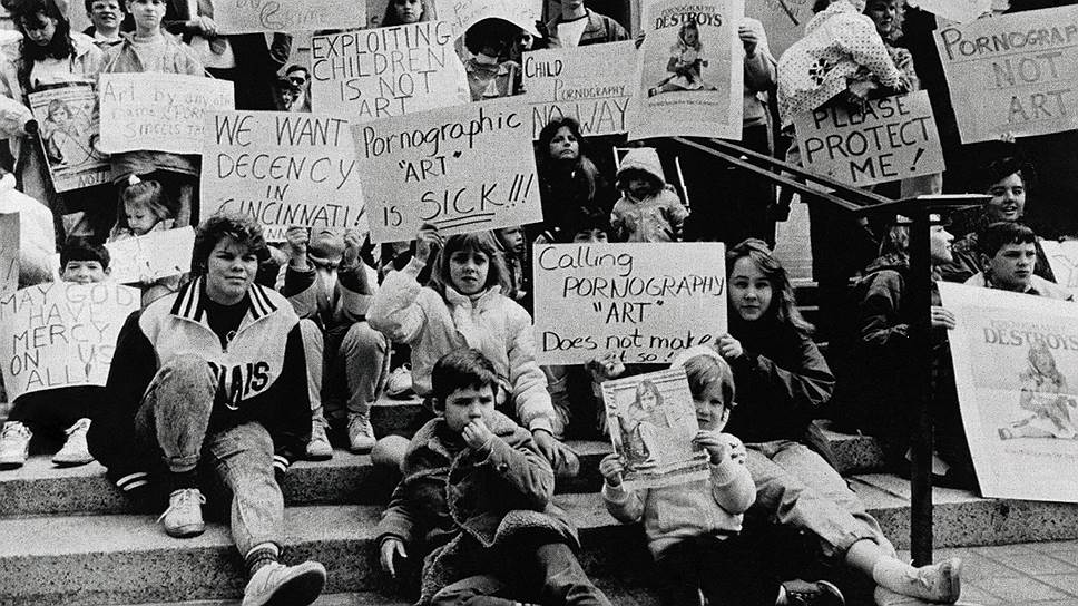 Митинг против выставки Роберта Мэпплторпа перед зданием суда в Цинциннати, 1990 год