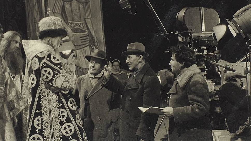 Сергей Эйзенштейн (слева) на съемках «Ивана Грозного»,  1943–1944 годы