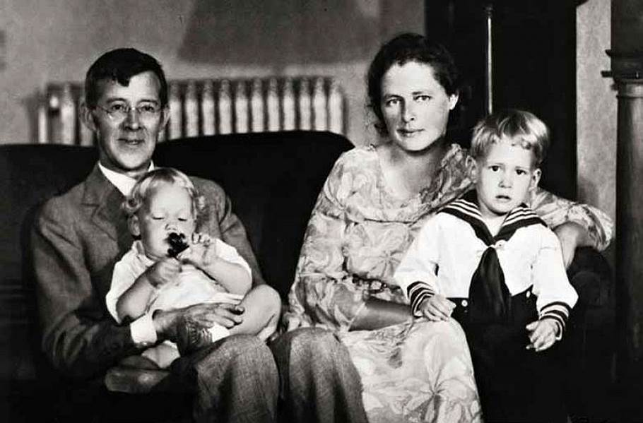 Питирим Сорокин с женой Еленой и сыновьями. Винчестер, 1934 год 