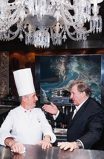 Повар Мишель Ленц и актер Жерар Депардье (справа) на ужине в честь открытия бутика Zilli в ресторане Cristal Room Baccarat