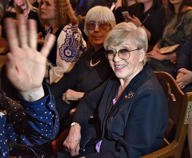 Журналист Эмма Абайдуллина и актриса Алиса Фрейндлих (справа) на премьере фильма Валерия Тодоровского "Большой" в Большом театре (17 апреля)