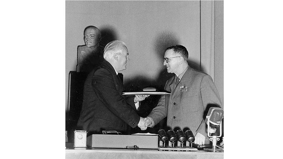Бертольт Брехт на вручении Международной Сталинской премии «За укрепление мира между народами», 1951