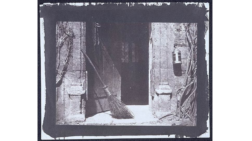 Открытая дверь. Лист VI из альбома «Карандаш природы», 1844 год