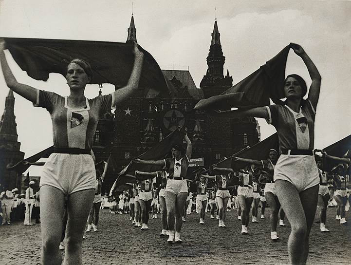 «Девушки с платками». Фотограф Александр Родченко, 1935