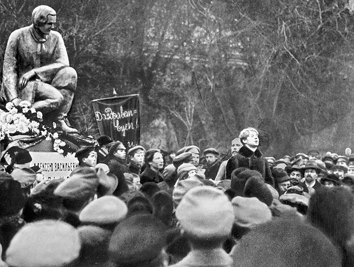 Сергей Есенин на открытии памятника Алексею Кольцову, 1925
