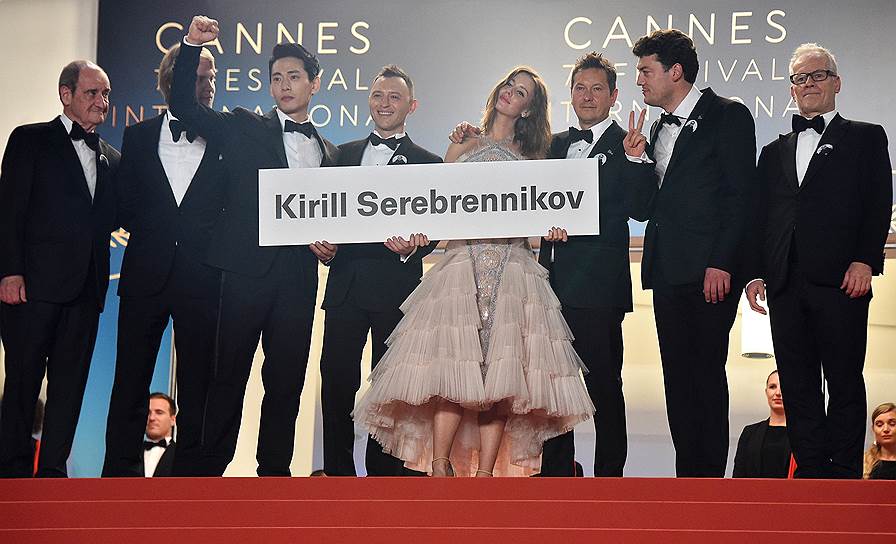 Президент Каннского кинофестиваля Пьер Лескюр, актер Тео Ю, актер, певец Роман Билык, актриса Ирина Старшенбаум, оператор Владислав Опельянц, актер Шарль-Эврар Чехов и директор Каннского кинофестиваля Тьерри Фремо (слева направо) на красной дорожке перед премьерой фильма «Лето» Кирилла Серебренникова на 71-м Каннском международном кинофестивале (10 мая)