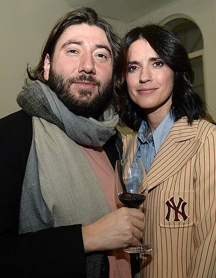 Продюсер Михаил Друян и главный редактор журнала Tatler Ксения Соловьева на открытии выставки «МЕМуары», посвященной 25-летию компании «Михайлов и партнеры» в «Новом Манеже» (29 ноября)