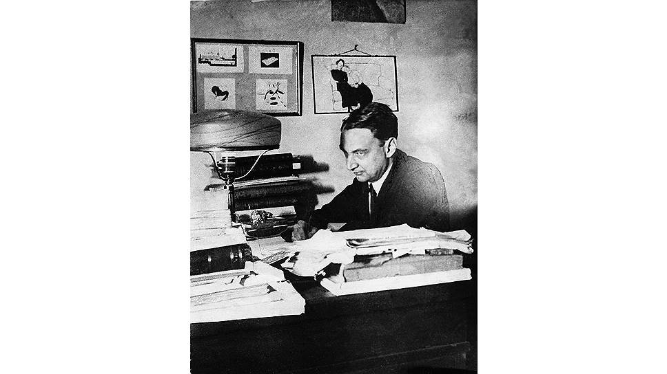 Николай Пунин в своем кабинете в Фонтанном доме, 1932