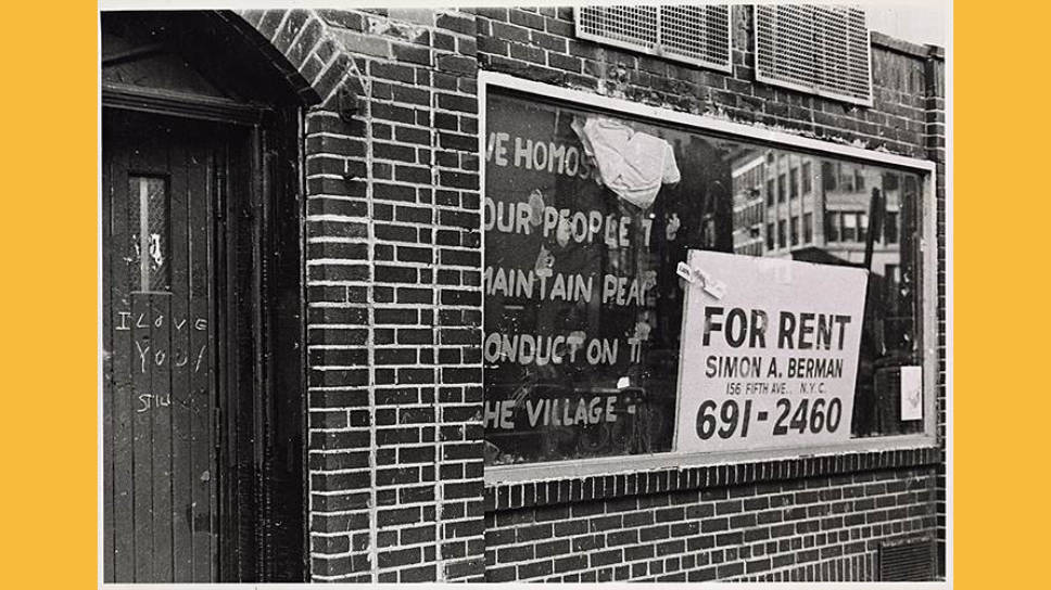 Объявление на закрытом «Стоунволле» о сдаче помещения в аренду, 1969