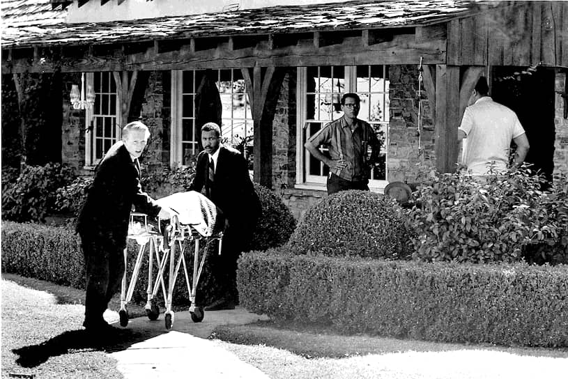 Сотрудники полиции на месте убийства Шарон Тейт, 1969