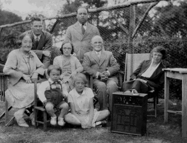 Альфред Хичкок (справа в верхнем ряду) с матерью (крайняя слева) и другими родственниками, 1930-е 