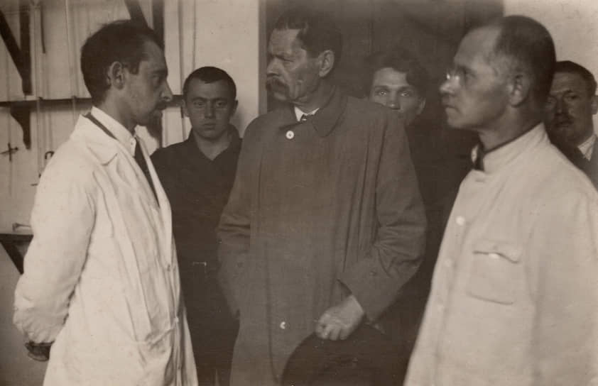 Максим Горький во время визита в ЦИТ, 1928. Справа — Алексей Гастев