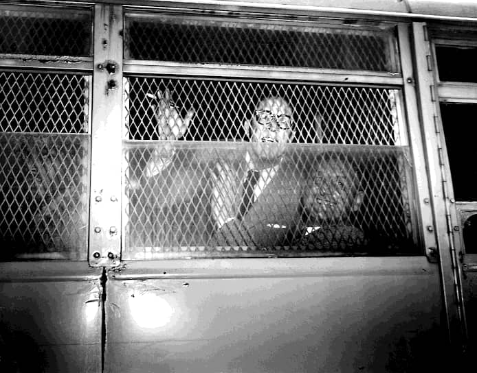 Дальтон Трамбо (слева) и Джон Говард Лоусон после вынесения судебного приговора, 9 июня 1950-го