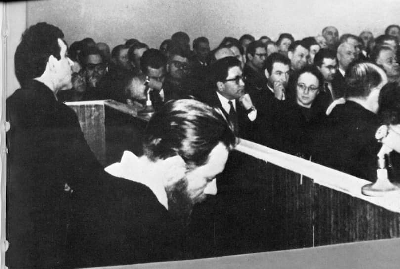 Юлий Даниэль (слева) и Андрей Синявский в зале суда, февраль 1966-го