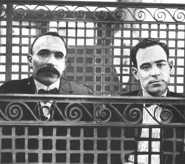 Бартоломео Ванцетти (слева) и Никола Сакко в зале суда, 12 июля 1927-го