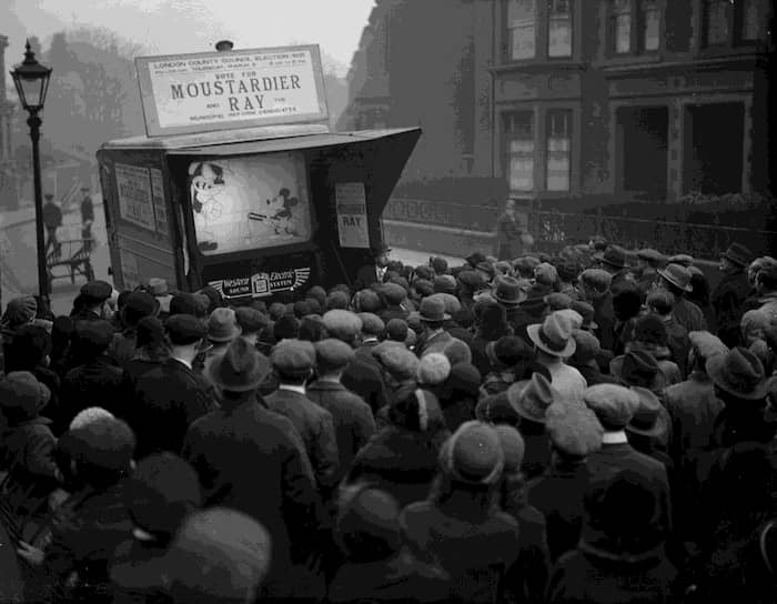 Демонстрация мультфильма про Микки Мауса на улицах Лондона, 1931