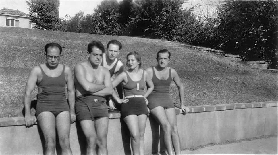 Луис Бунюэль (второй слева) на вилле Чарли Чаплина в Голливуде, 1930
