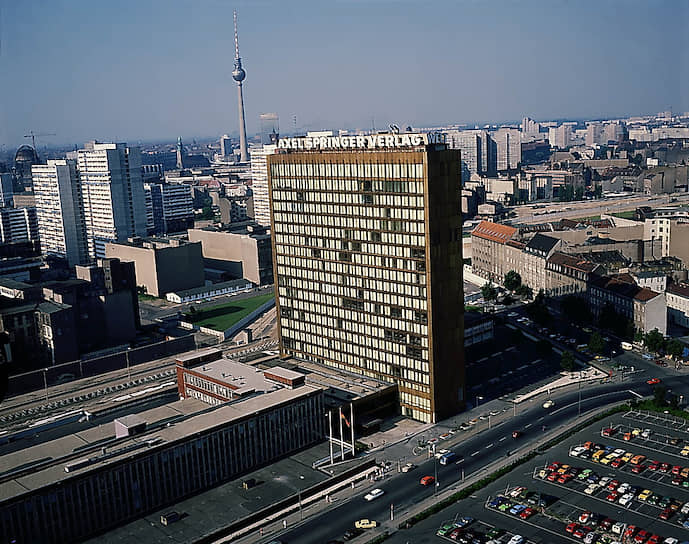 Вид c крыши высотного дома на Лейпцигерштрассе на штаб-квартиру концерна Акселя Шпрингера в Западном Берлине
