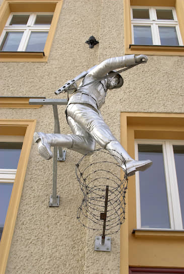 Памятник Конраду Шуману на Бернауэрштрассе