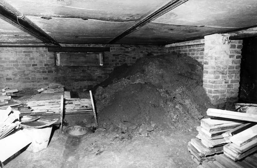 Подвал в доме Мюллеров — начало тоннеля и склад рабочих инструментов и строительных материалов. Оперативная съемка МГБ ГДР, 26 июля 1973
