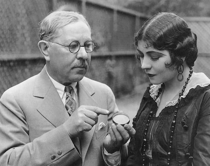 Макс Фактор с актрисой Рене Адоре, 1925