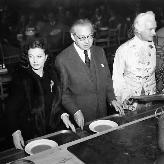 Вивьен Ли, Александр Корда и Дэвид Нивен в столовой киностудии Shepperton Studios, 1947