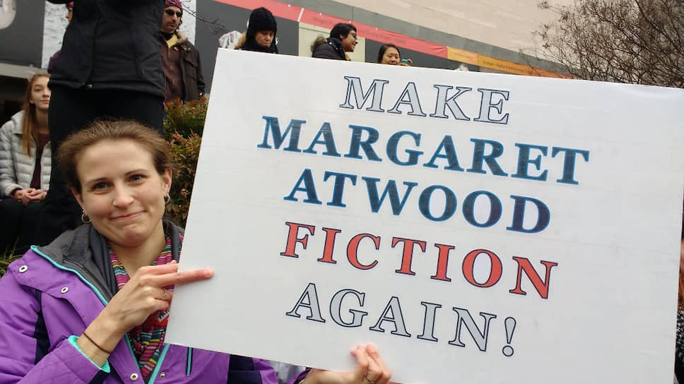 Протестующая с плакатом «Сделаем Маргарет Этвуд снова фантастикой» на инаугурации Дональда Трампа, 2017 