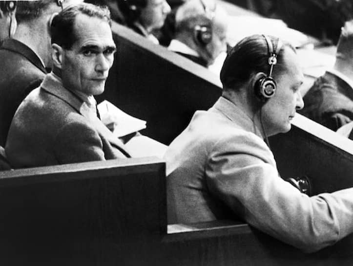 Рудольф Гесс (слева) и Герман Геринг на Нюрнбергском процессе, 1946