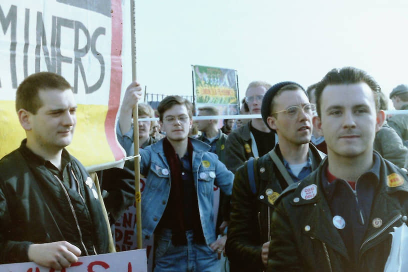 Марк Эштон (крайний справа) на марше партии «Лесбиянки и геи в поддержку шахтеров», 1985 