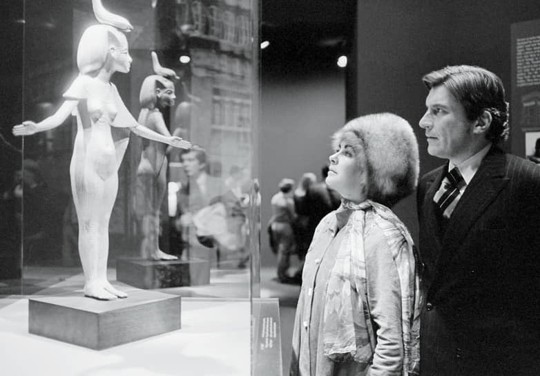 Элизабет Тейлор с мужем, сенатором Джоном Уорнером, на выставке «Сокровища Тутанхамона», 1977