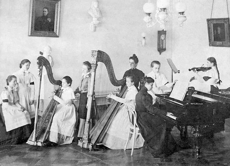 Воспитанницы Смольного института на уроке пения, 1914