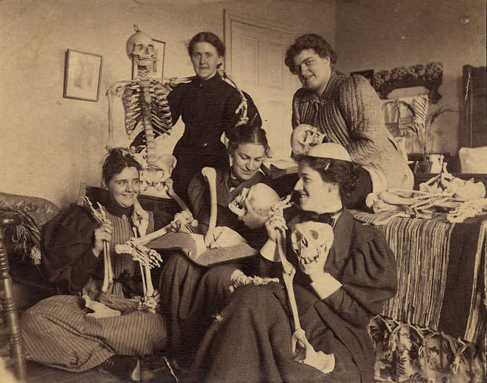 Студентки Женского медицинского колледжа в Пенсильвании, 1895
