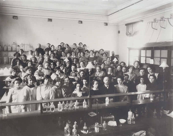 Курсистки Бестужевских курсов в химической лаборатории, 1915