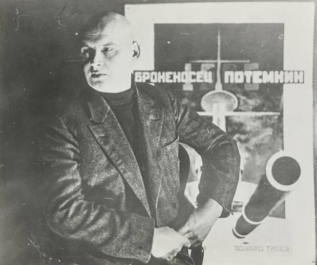 Александр Родченко на фоне своего постера к «Броненосцу &quot;Потемкин&quot;», около 1926