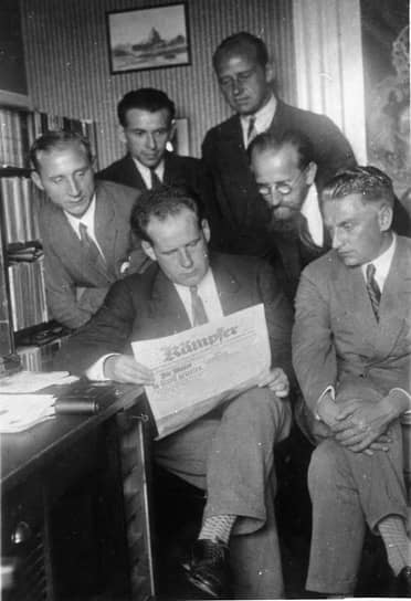 Первый ряд (слева направо): Эдуард Тиссэ, Сергей Эйзенштейн и Григорий Александров в музее-квартире Владимира Ленина в Швейцарии, 1929 