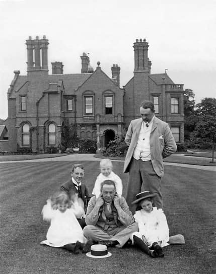Семейная фотография на фоне поместья, 1905
