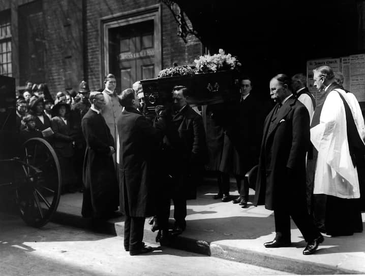 Похороны в церкви Святого Иакова, Лондон, 1914