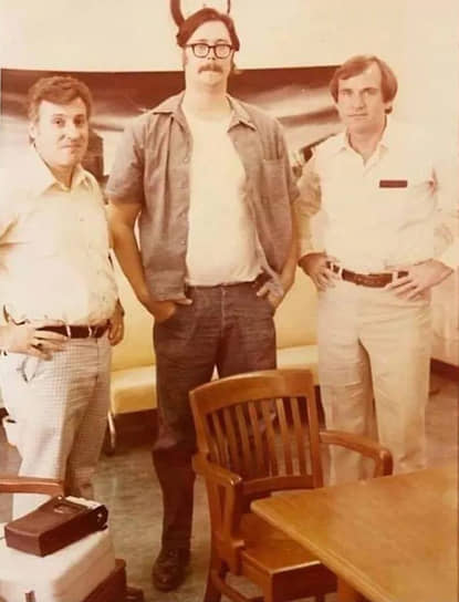 Профайлеры ФБР Роберт Ресслер (слева) и Джон Дуглас (справа) на допросе серийного убийцы Эда Кемпера (в центре), конец 1970-х 