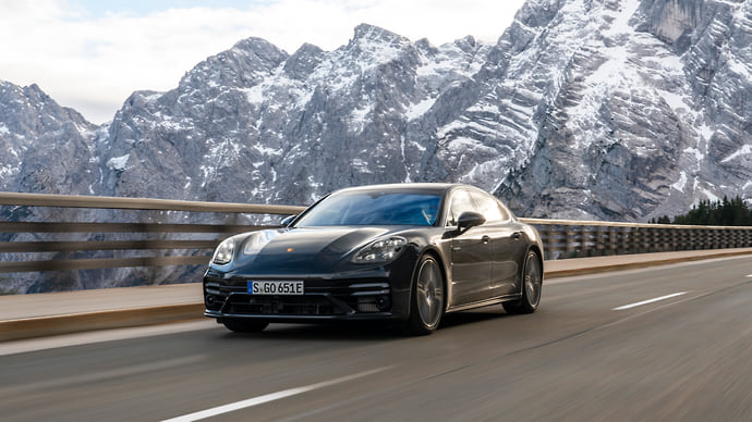 Porsche Panamera Turbo S E-Hybrid и Cadillac XT4