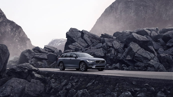 Volvo V90 Cross Country и Lexus ES