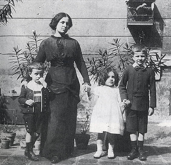 Матильда Канетти с детьми