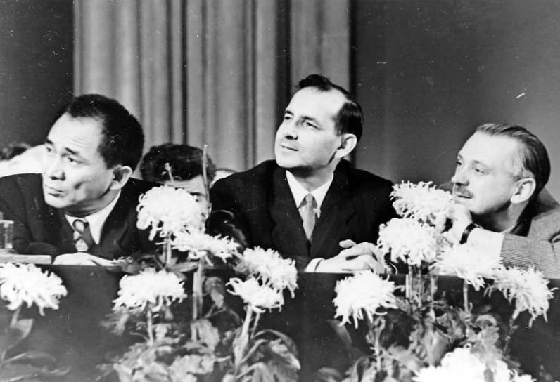 Всеволод Кочетов (в центре) и Сергей Михалков (слева), 1960-е