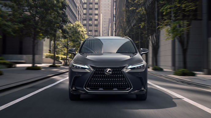 Lexus NX и Rolls-Royce Black Badge Ghost
