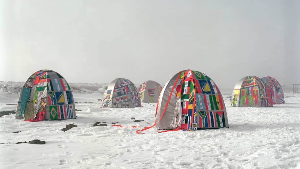 Люси + Хорхе Орта. «Антарктическая деревня — Без границ», 2007